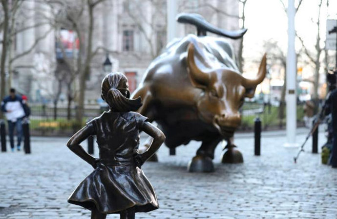 無畏的女孩對(duì)峙銅�?jpg.jpg 無畏的女孩對(duì)峙銅�?jpg.jpg